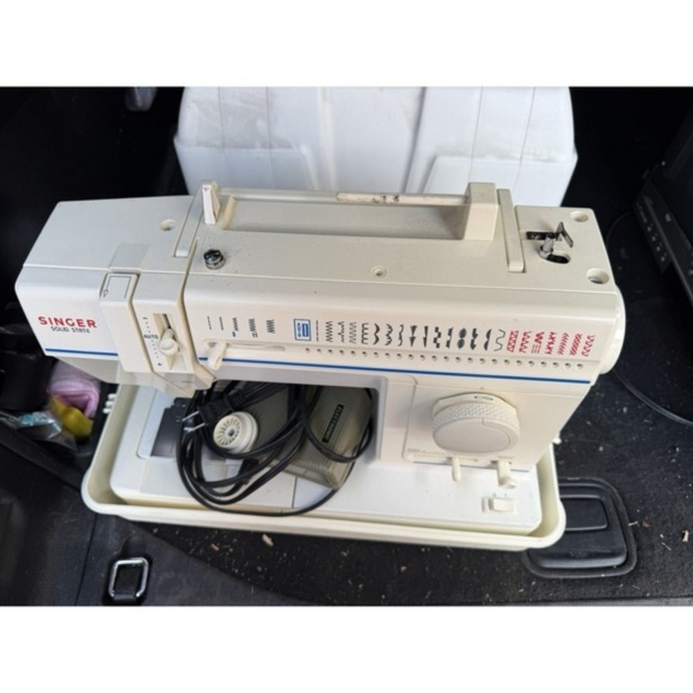 Singer Electric Control Sewing Machine‎ W/ Pedal